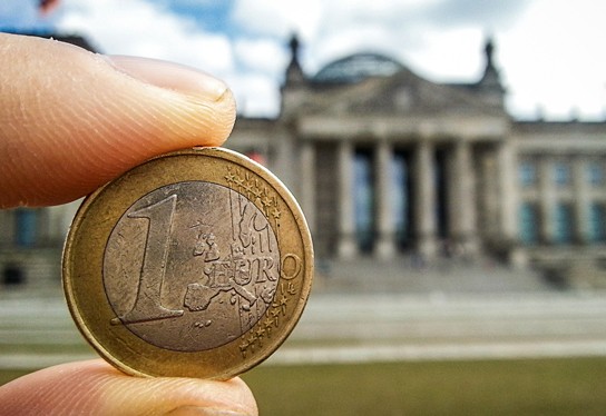 How to Pay to Study Abroad: 5 Funding Options to Consider